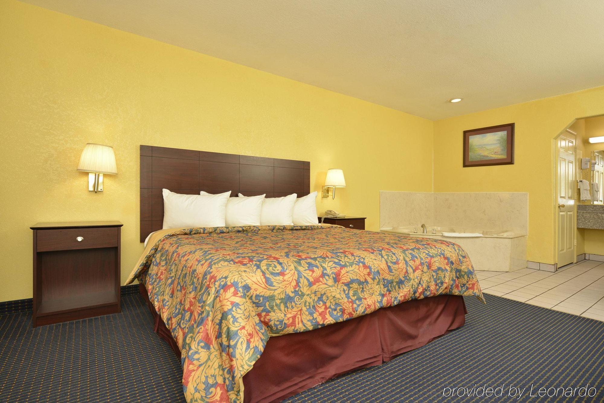 Days Inn Gun Barrel City 외부 사진