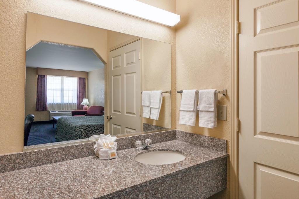 Days Inn Gun Barrel City 외부 사진